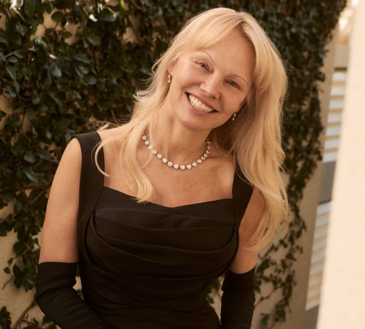 Pandora's Viral Sustainable Statement at the 2026 Golden Globes