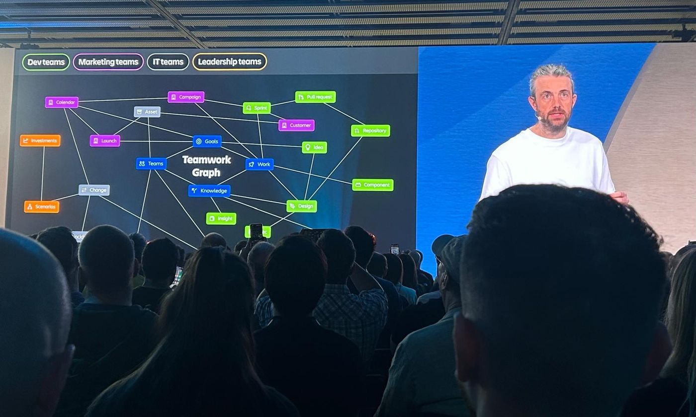 Imagen de un hombre en una pantalla grande en el evento Atlassian Team 24.