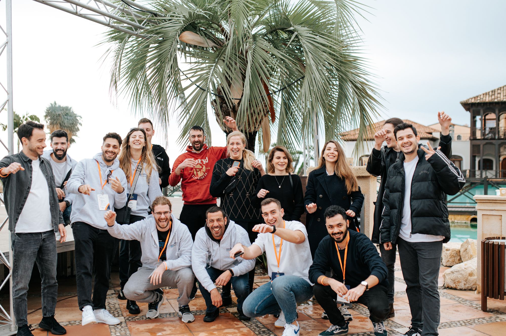 Miembros del equipo de Adaptavist sonrientes al aire libre en un evento