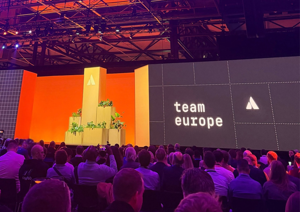 Pubblico e schermo del keynote con la scritta Team Europe all'Atlassian Team '26 Europe