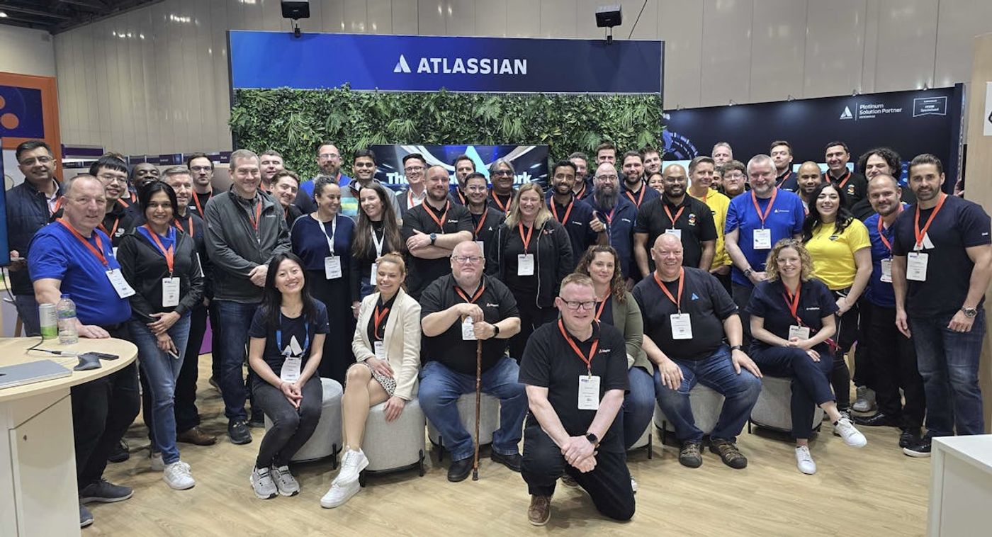 Atlassian ekibinin ve Atlassian standındaki tüm iş ortaklarının bir resmi