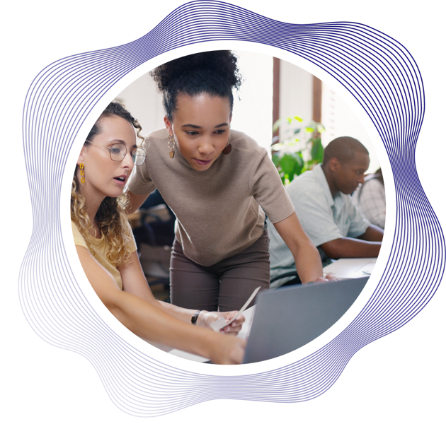 dos compañeras de trabajo colaborando en la oficina