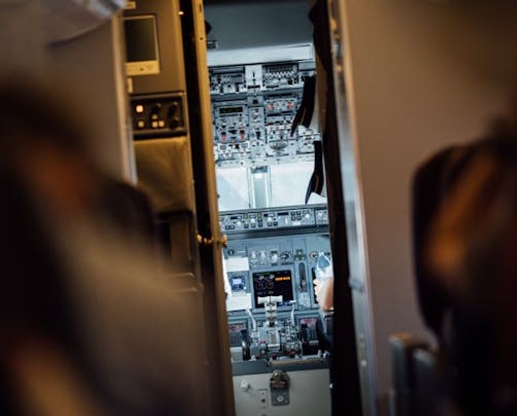 Aeroplane cockpit