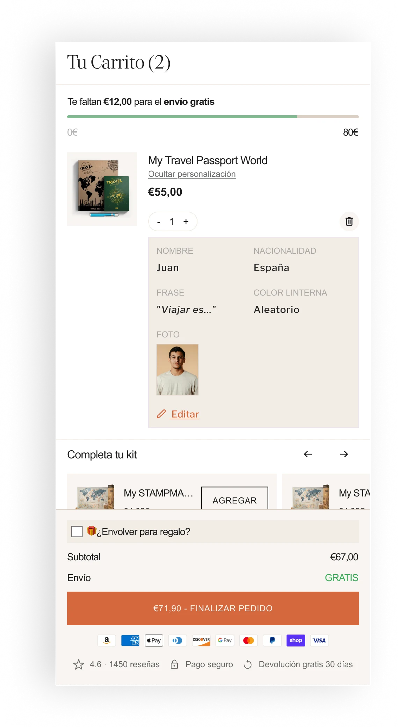 Carrito lateral: barra de progreso hacia el envío gratis, pasaporte World con sus datos de personalización y foto, sugerencias «Completa tu kit» y botón para finalizar el pedido