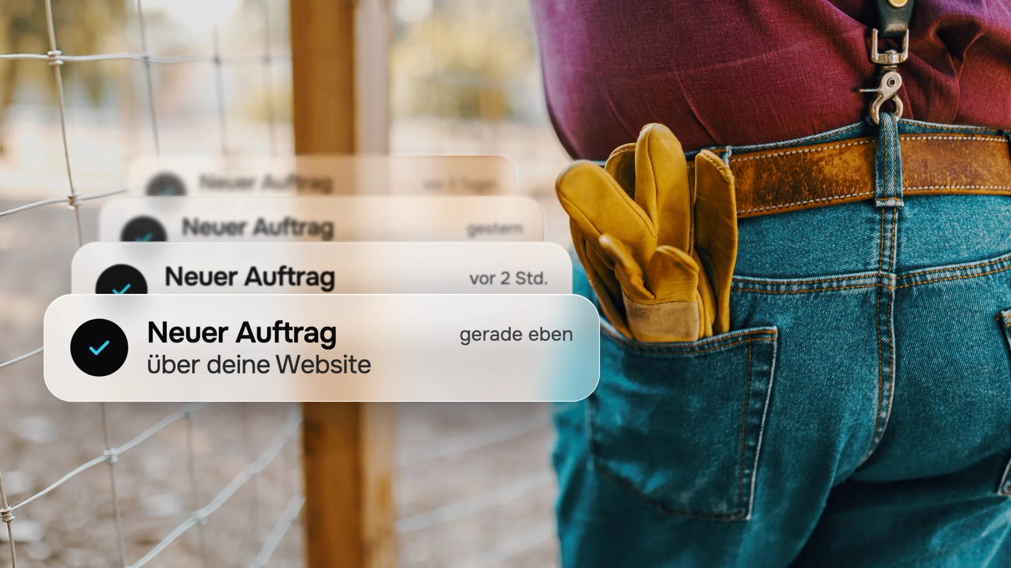 Marketing für Handwerker: Mitteilungen „Neuer Auftrag über deine Website“ vor Arbeitshandschuhen in einer Hosentasche