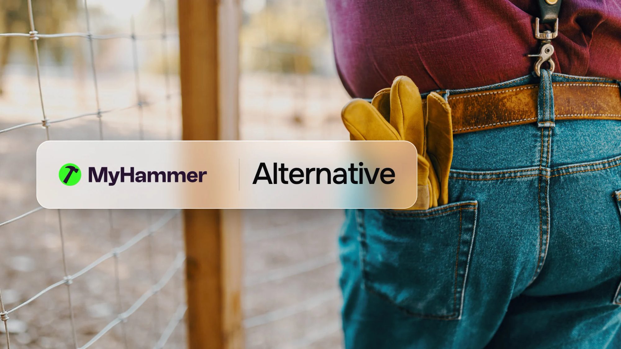 MyHammer Alternative: das Logo von MyHammer und das Wort „Alternative“ vor Arbeitshandschuhen in einer Hosentasche
