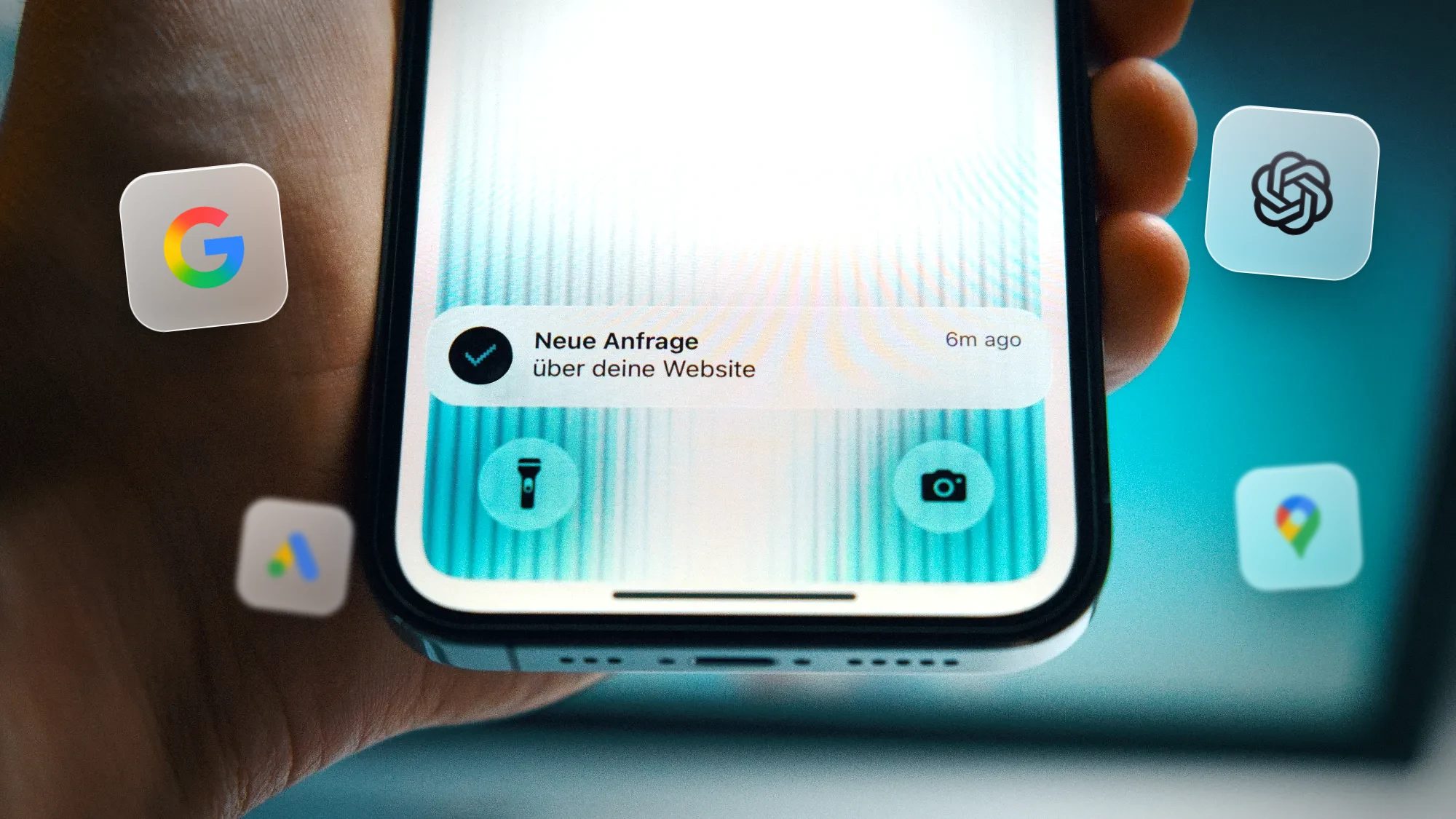 Leads generieren: Handy mit einer neuen Anfrage, umgeben von den App-Icons von Google, Google Maps, ChatGPT und Google Ads
