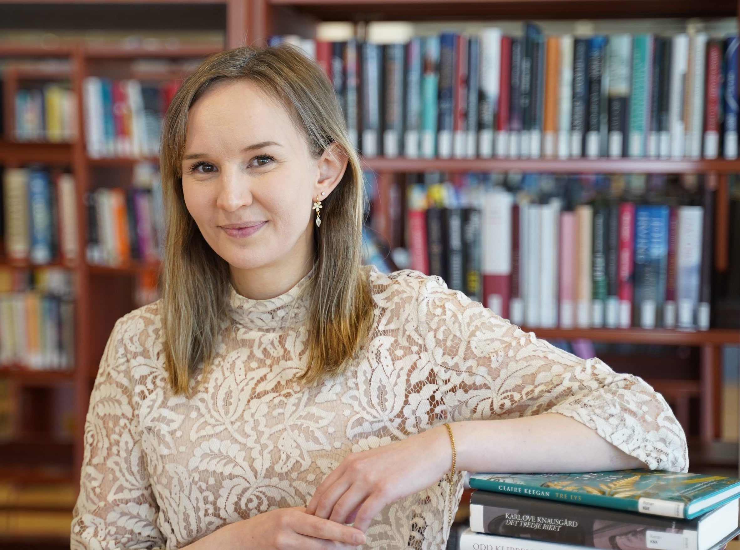 Miriam Øyna fra Biblioteksentralen står i et bibliotek