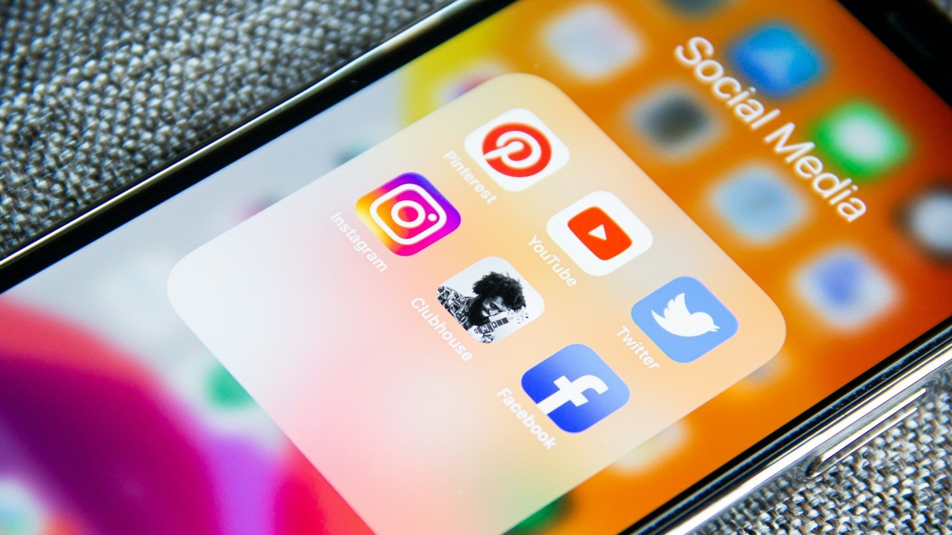 Nærbilde av en mobiltelefon med apper for sosiale medier