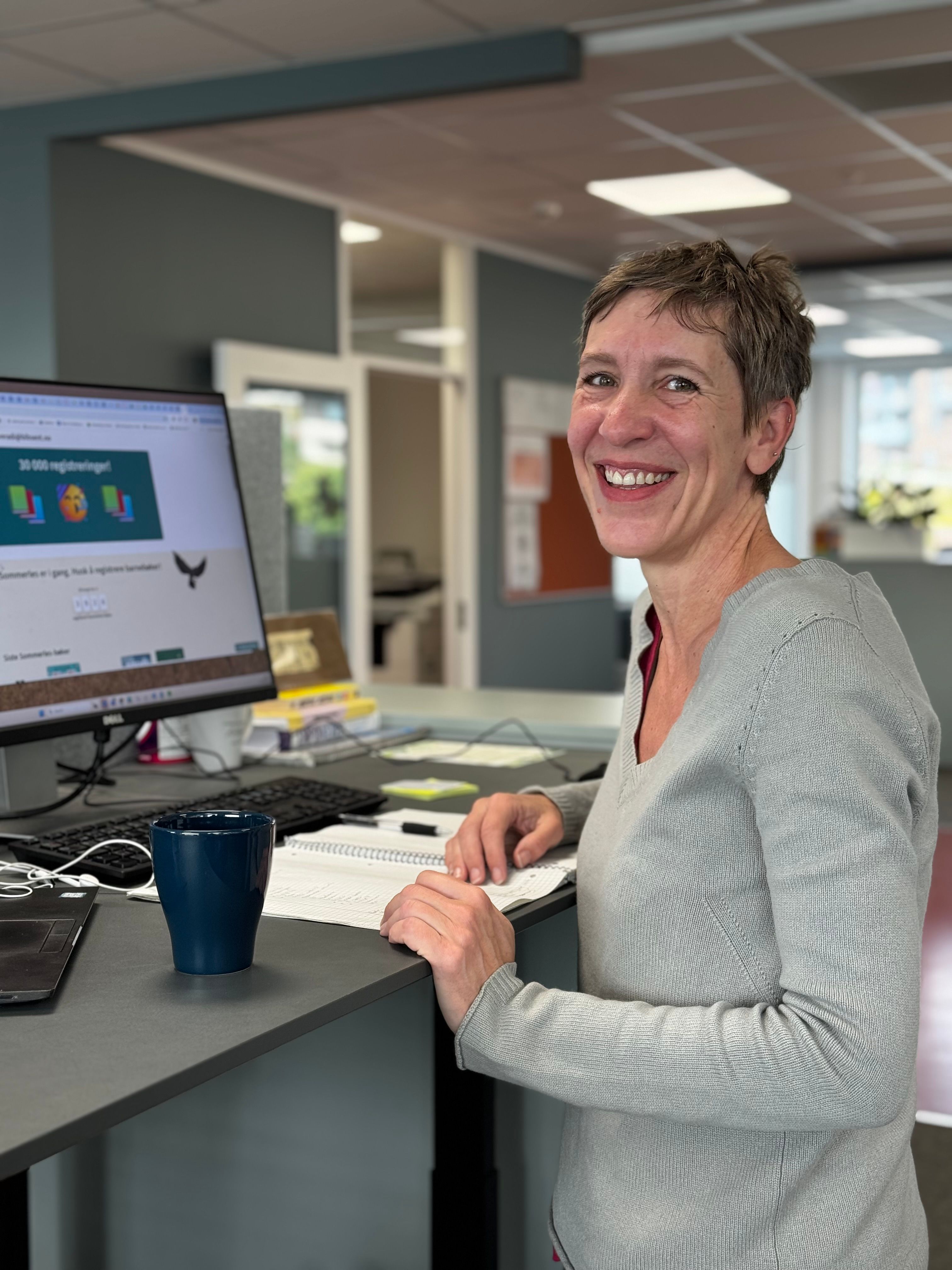 Elise ved kontorpulten