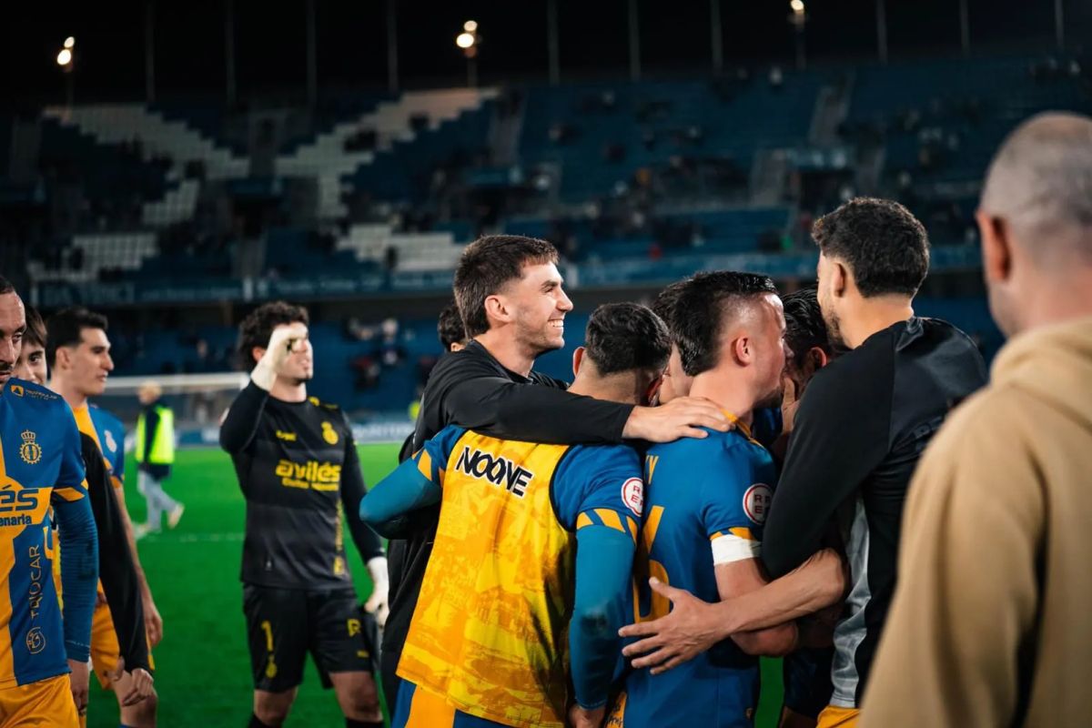 Cuerpo técnico y jugadores celebrando juntos en el campo