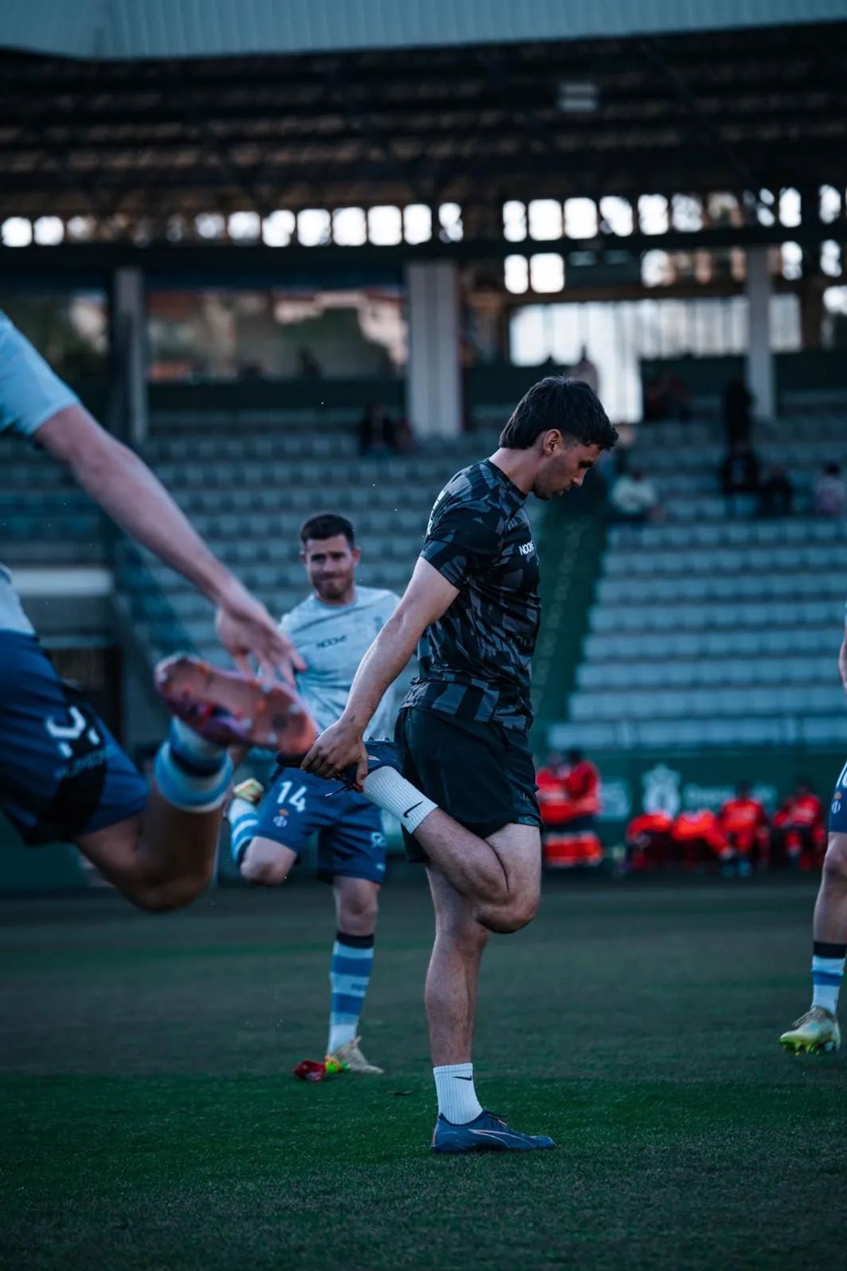 Hugo Laviana saludando a un jugador en la grada