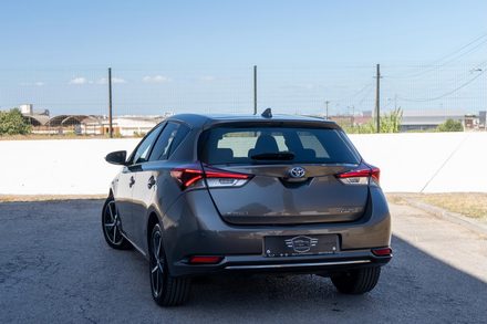 Toyota Auris 1.8 HSD Comfort Plus Sport Plus Navi (2018) — foto 2 · Toyota
