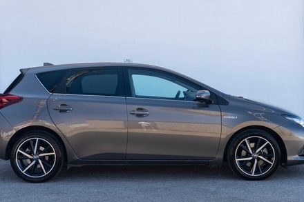 Toyota Auris 1.8 HSD Comfort Plus Sport Plus Navi (2018) — foto 4 · Toyota