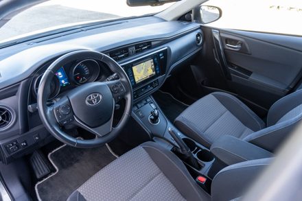 Toyota Auris 1.8 HSD Comfort Plus Sport Plus Navi (2018) — foto 6 · Toyota