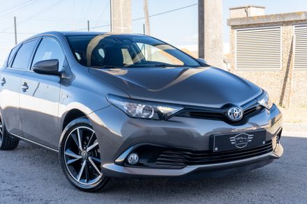 Toyota Auris 1.8 HSD Comfort Plus Sport Plus Navi (2018) — foto 1 · Toyota