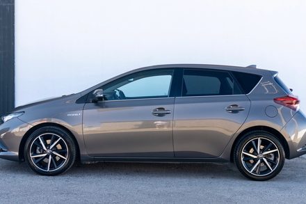 Toyota Auris 1.8 HSD Comfort Plus Sport Plus Navi (2018) — foto 5 · Toyota