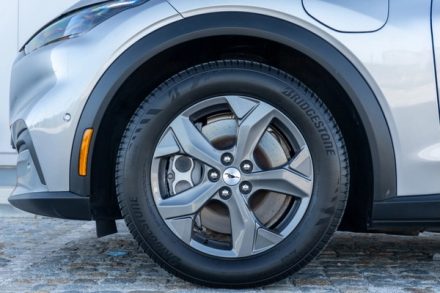 Ford Mustang Mach-E 75.7 kWh Premium AWD (2021) — foto 4 · Ford