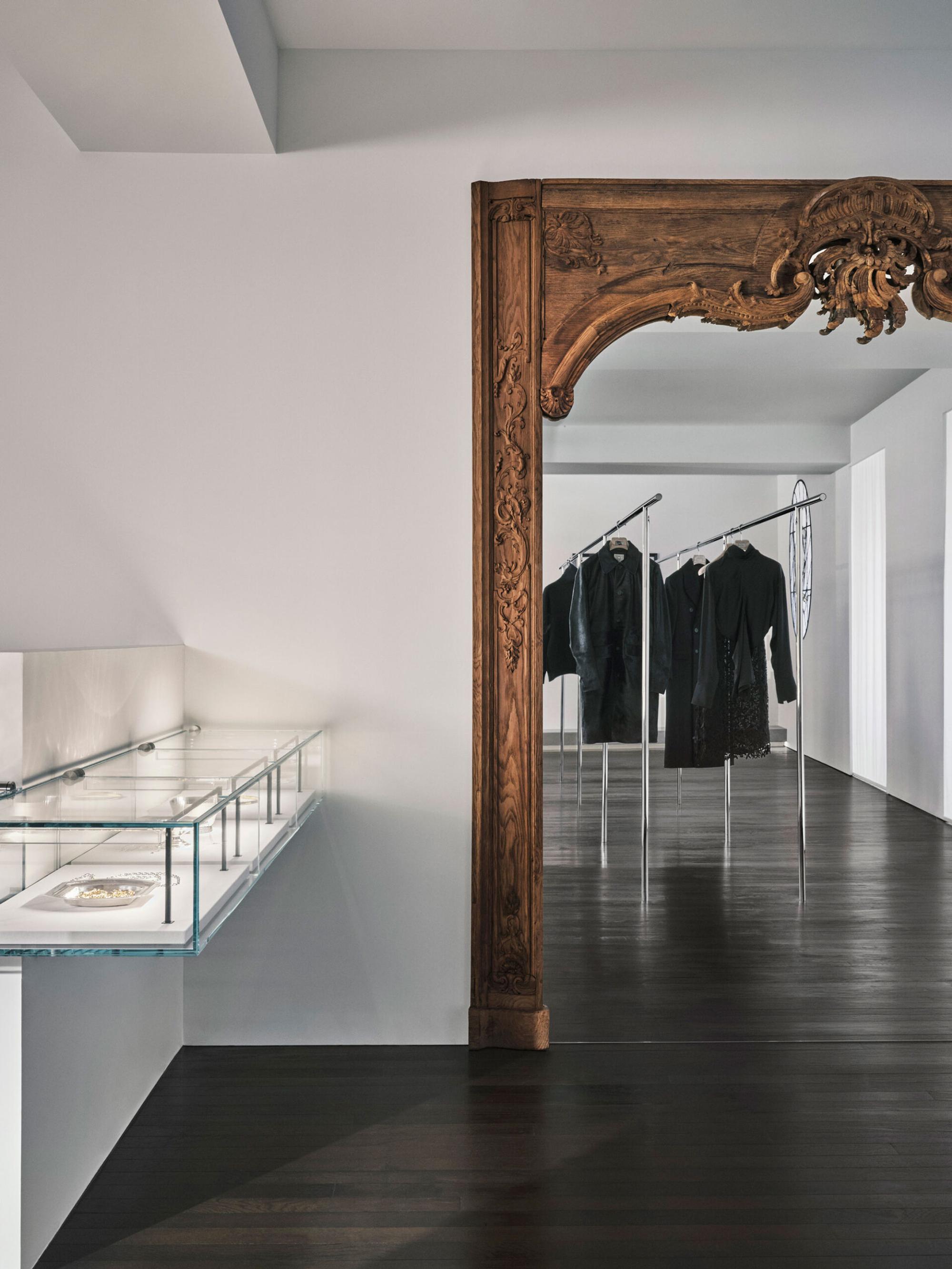 Interior design by Halleroed for Toteme in 27 rue du Faubourg Saint Honoré, Paris — image 10 of 15