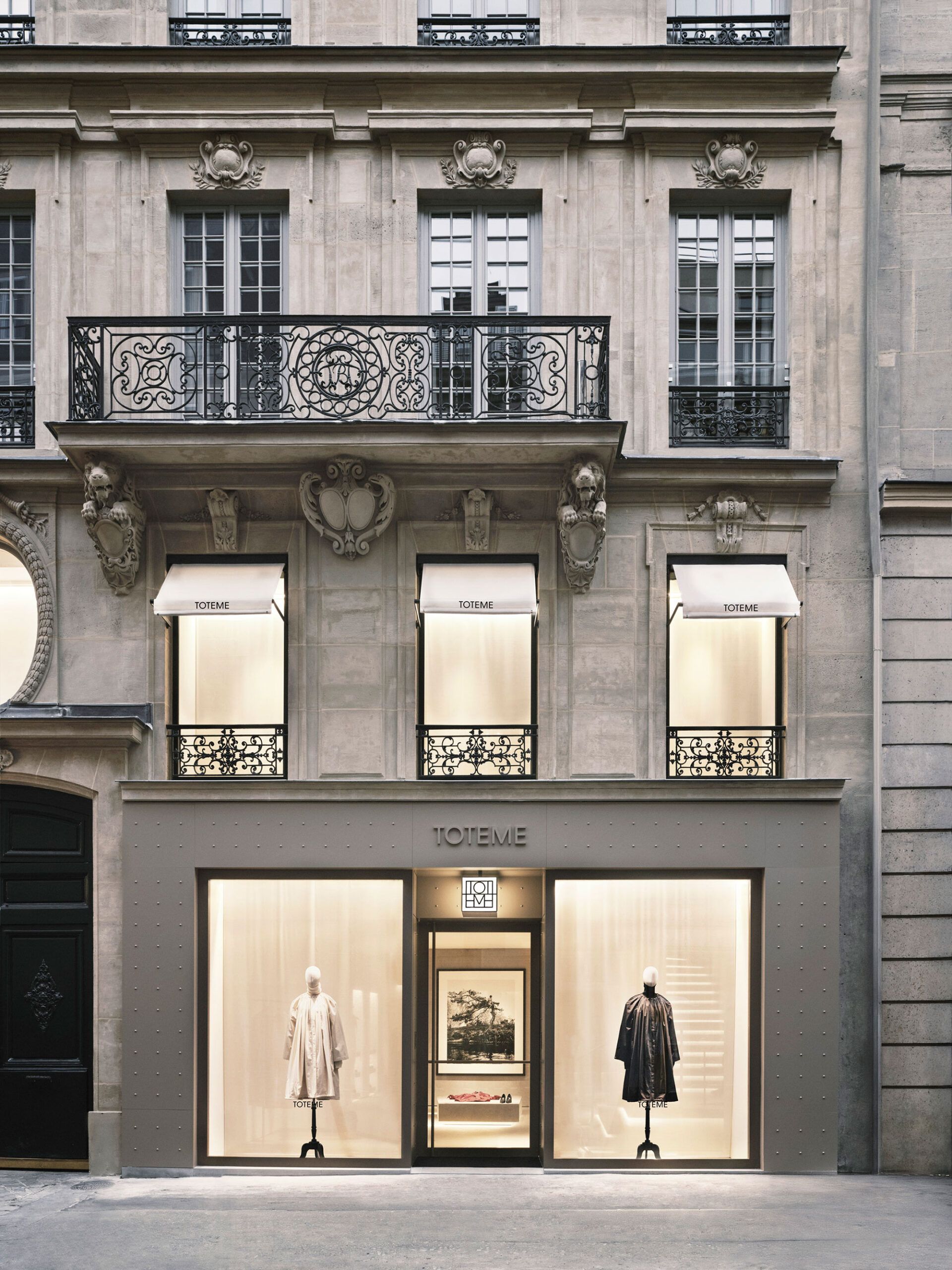 Toteme Paris, 27 rue du Faubourg Saint Honoré, Paris, — Halleroed