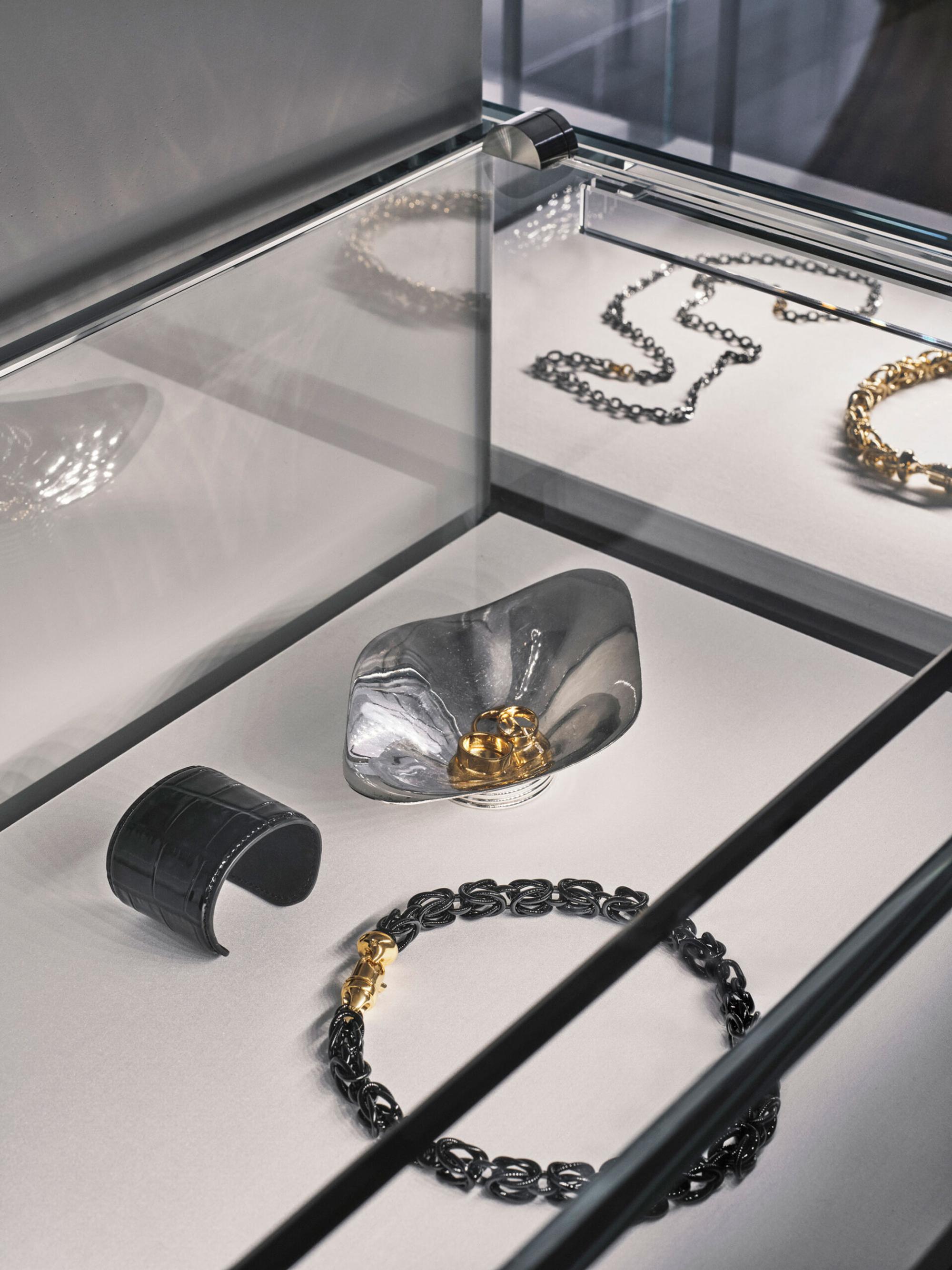 Interior design by Halleroed for Toteme in 27 rue du Faubourg Saint Honoré, Paris — image 14 of 15