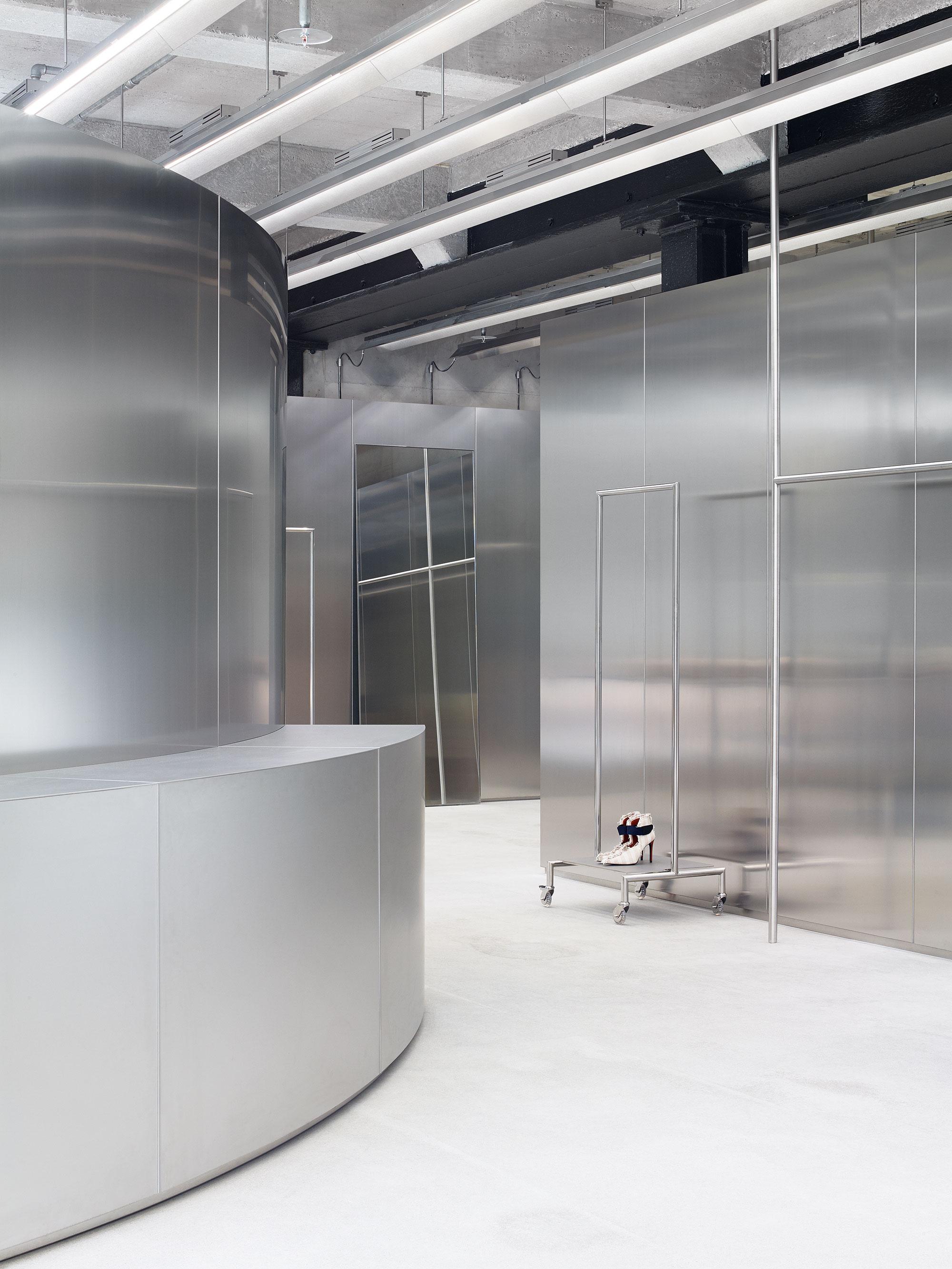 Interior design by Halleroed for Acne Studios in Maximiliansplatz 10, Munich — image 4 of 5