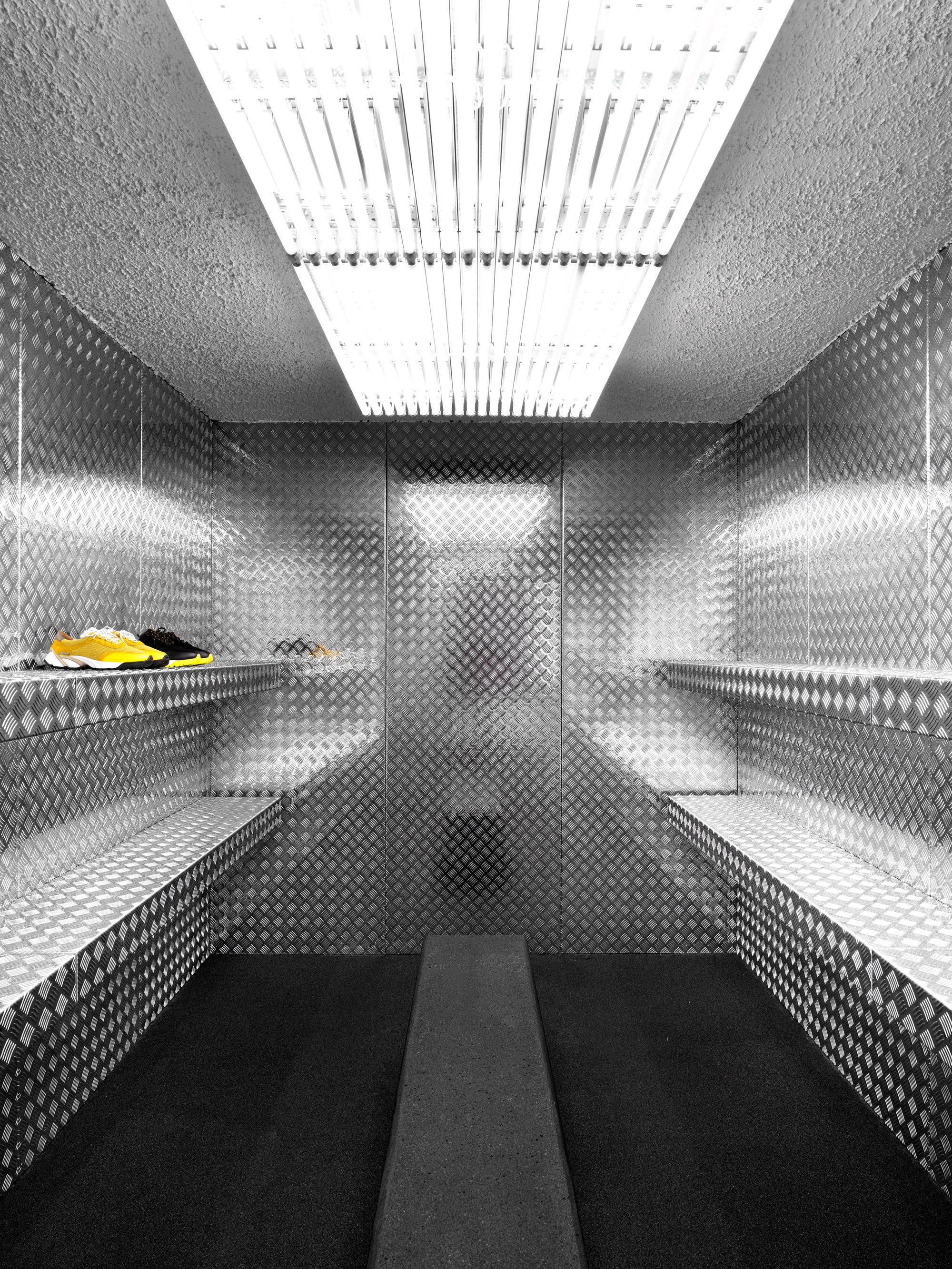 Interior design by Halleroed for Axel Arigato in Södra Larmgatan 7, Gothenburg — image 4 of 10