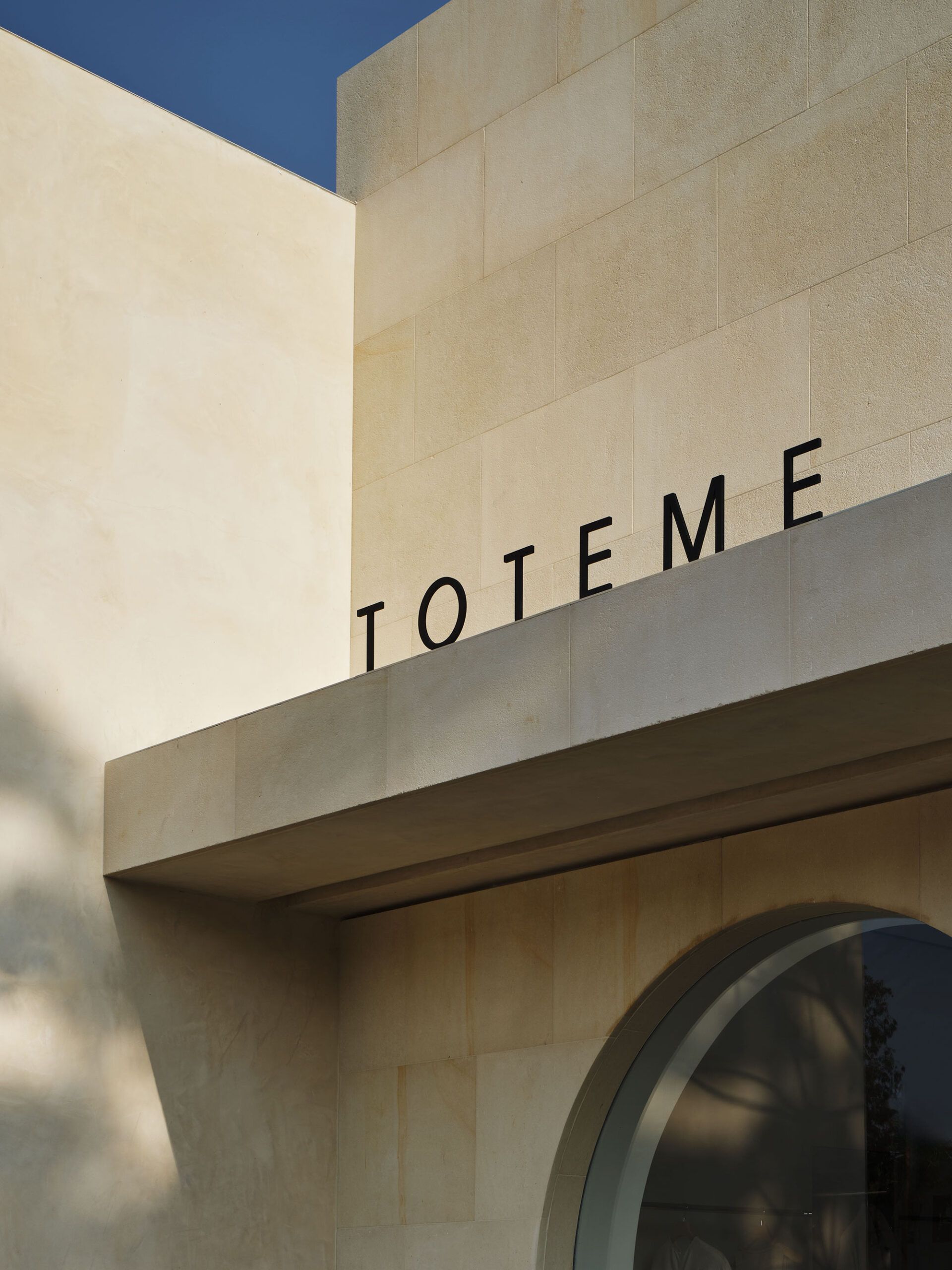 Toteme, Melrose Av, Los Angeles, — Halleroed
