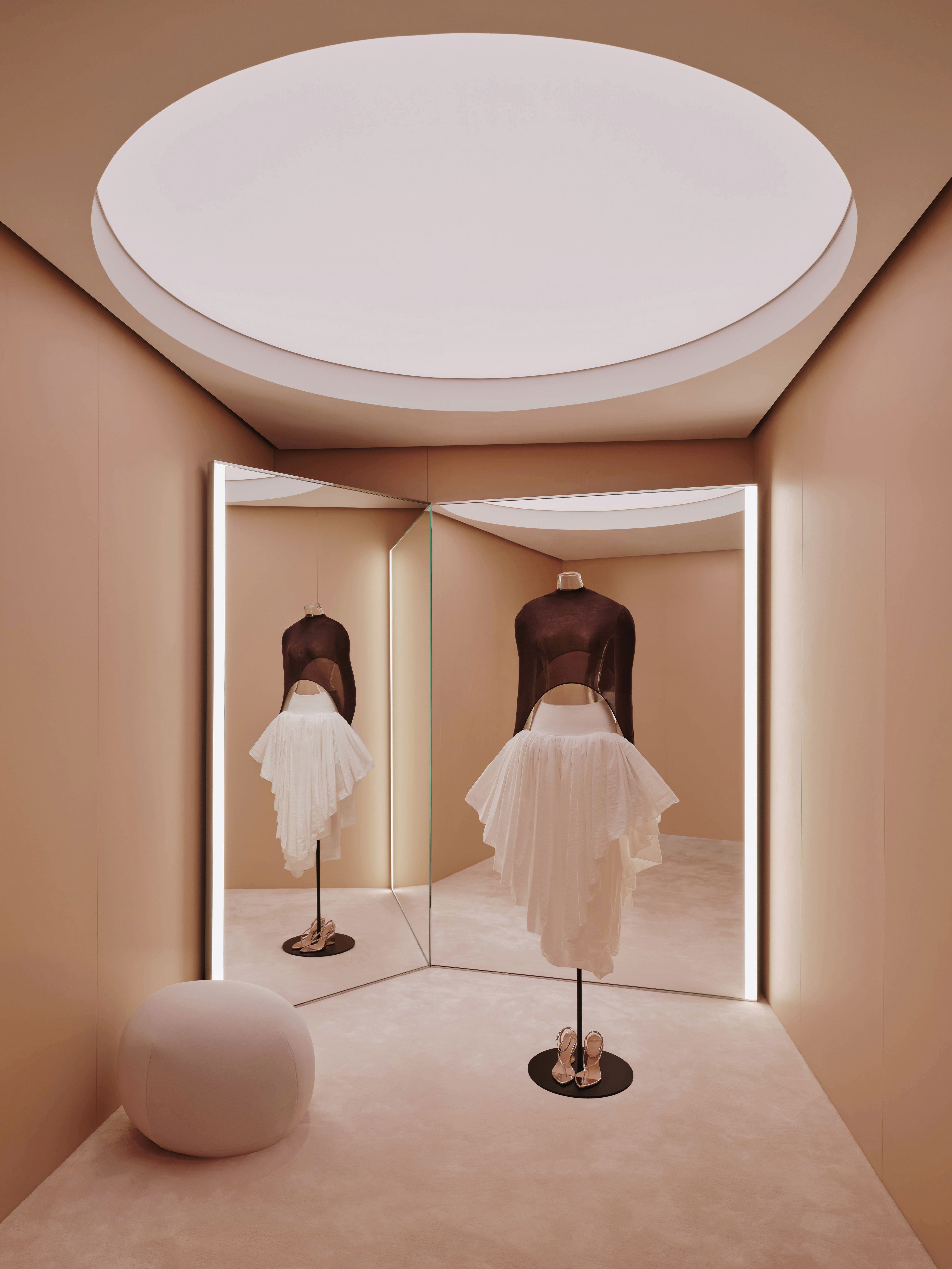 Alaia Bangkok, Central Embassy, — Halleroed