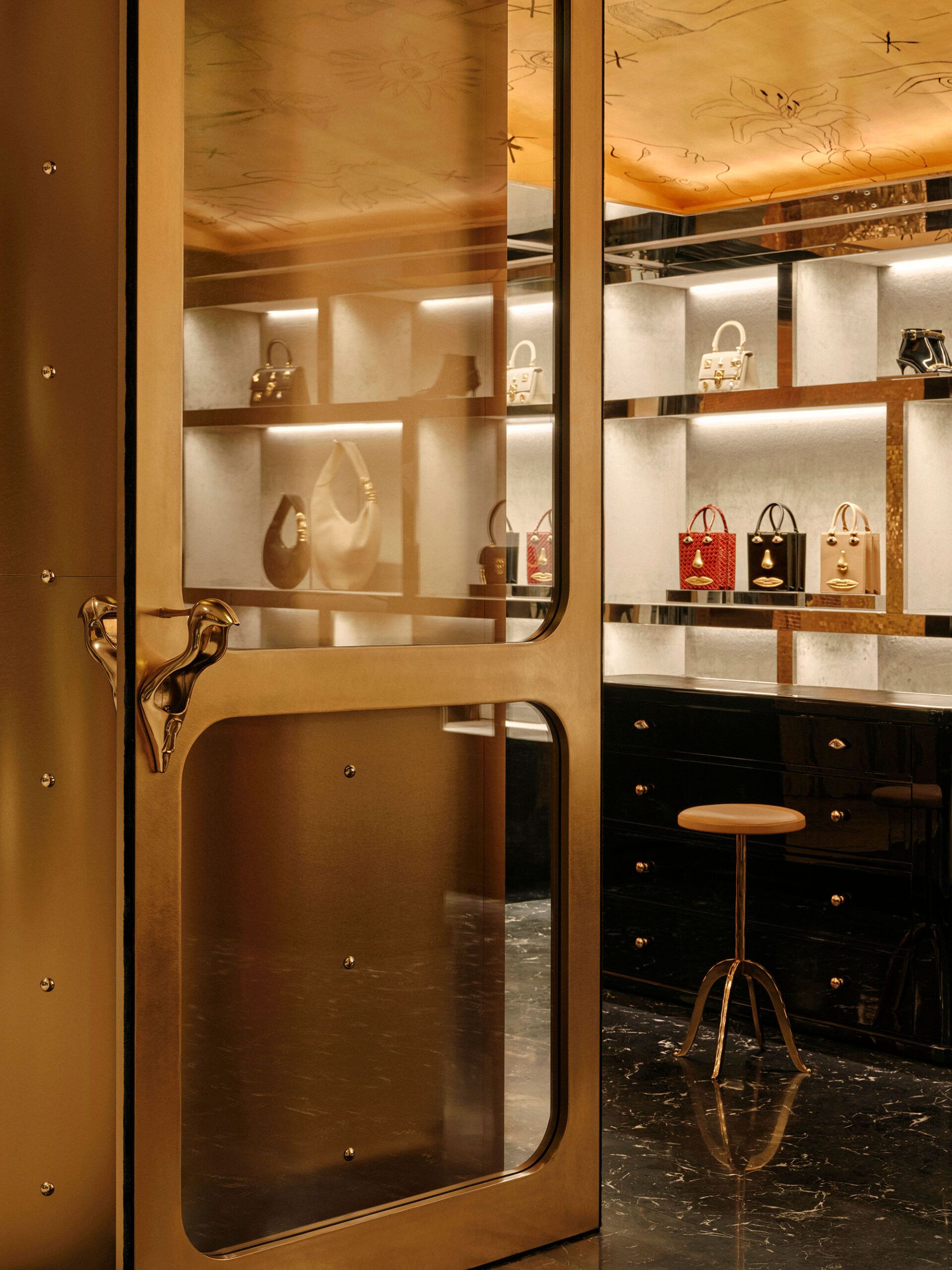 Schiaparelli, Landmark, Hong Kong, — Halleroed