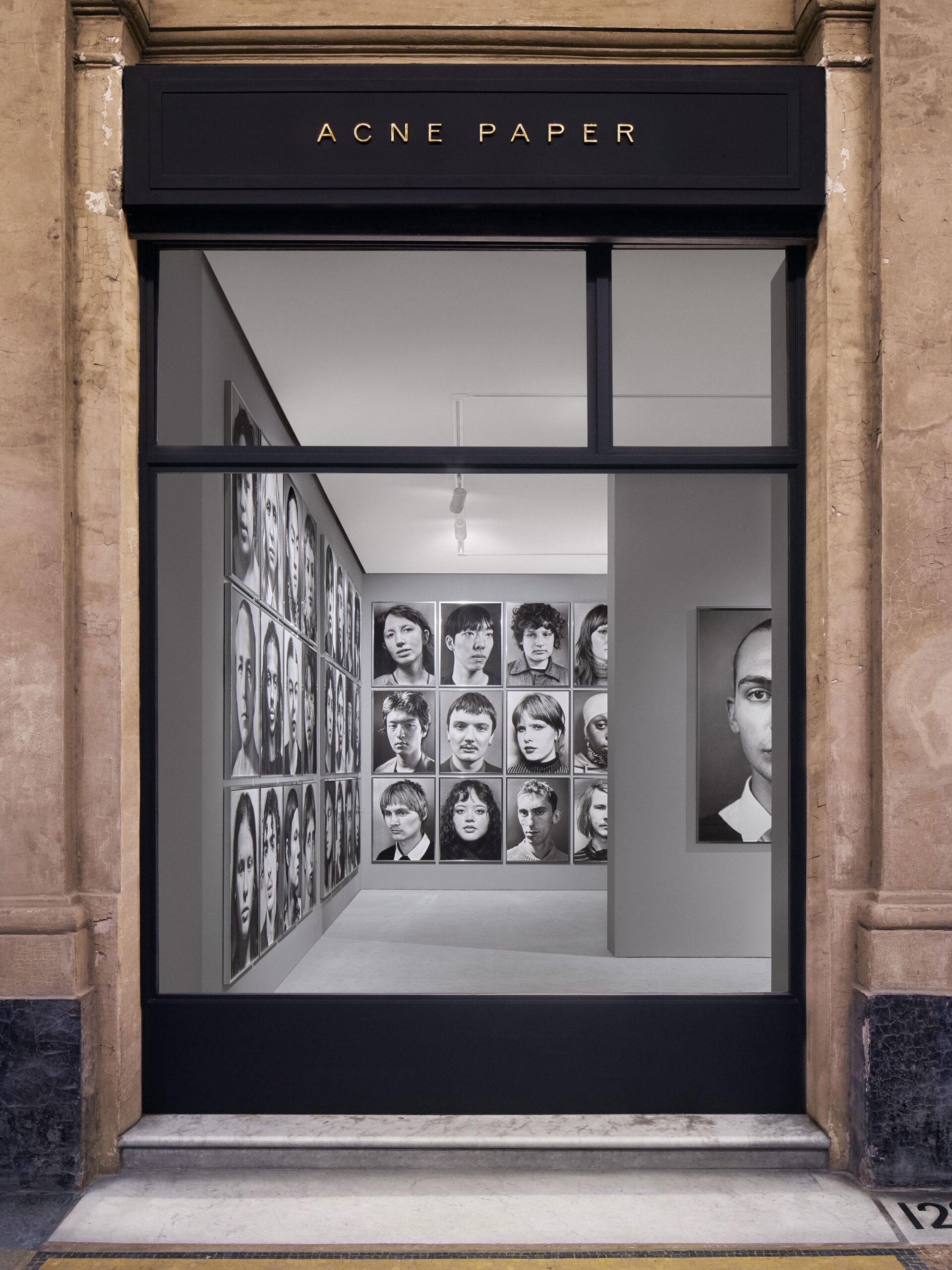 Gallery Paris, 124 Gal de Valois, Paris, — Halleroed