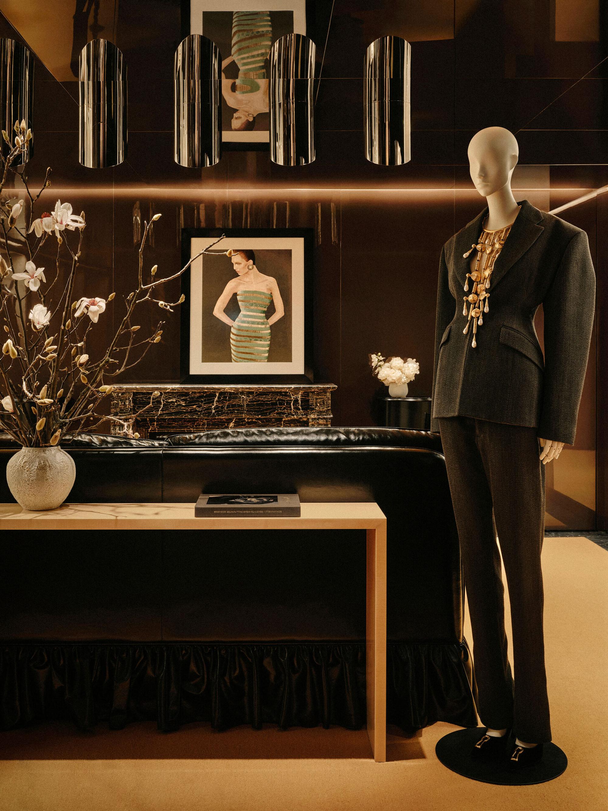 Interior design by Halleroed for Schiaparelli in Landmark, Hong Kong — image 8 of 11