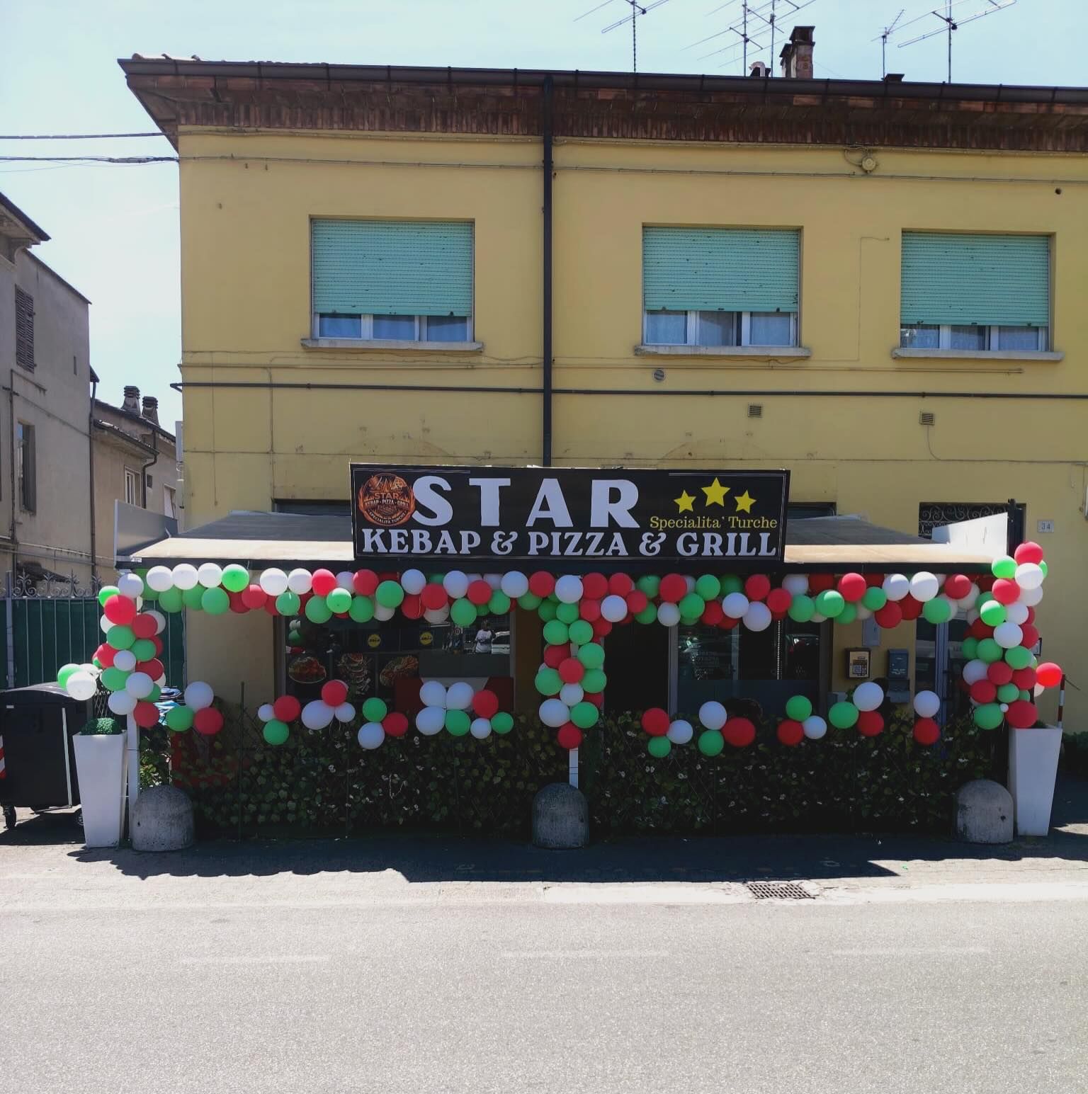 La facciata del locale in Via Emilia Pavese