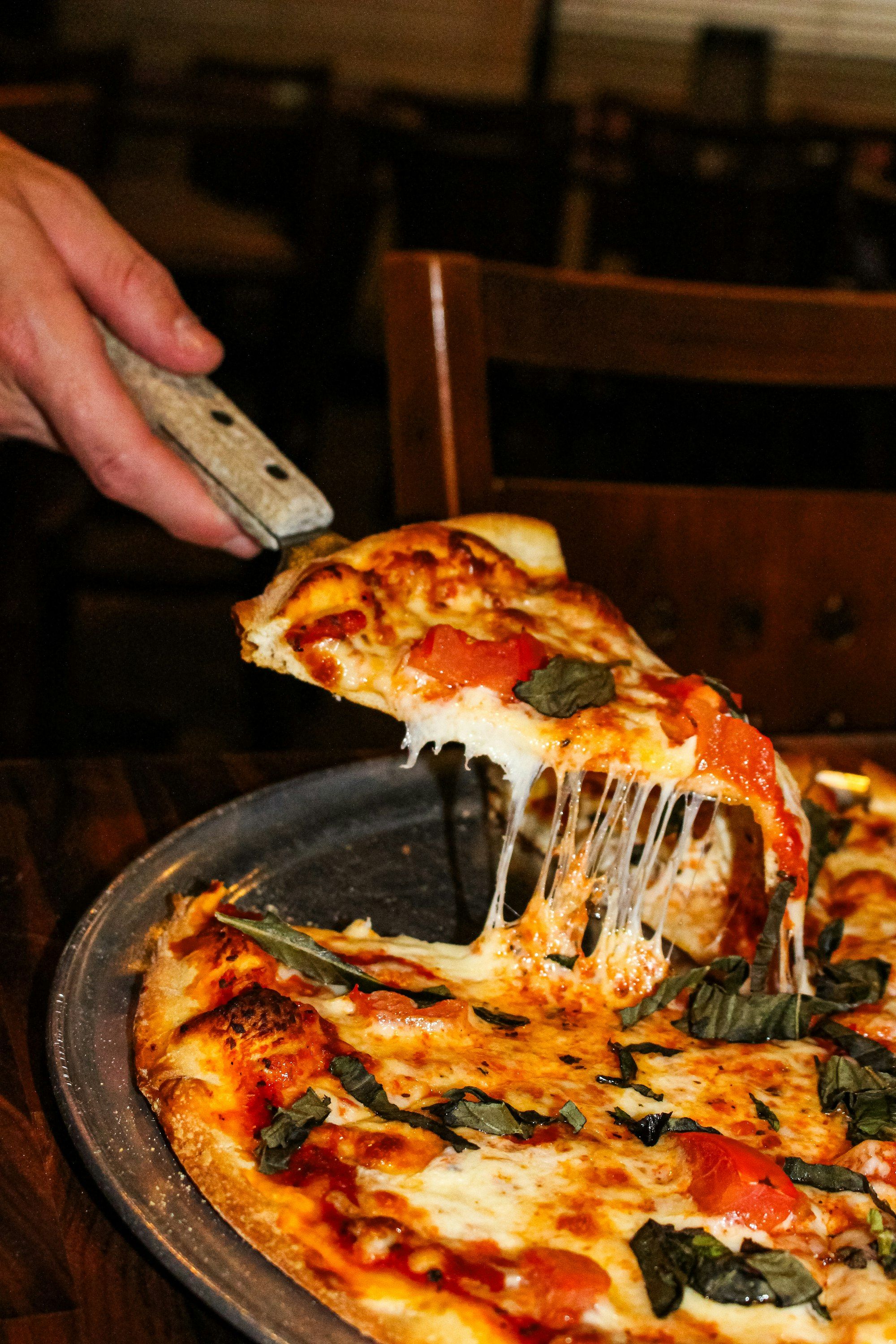 Fetta di pizza con mozzarella filante