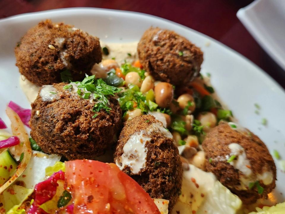 Falafel croccanti con insalata