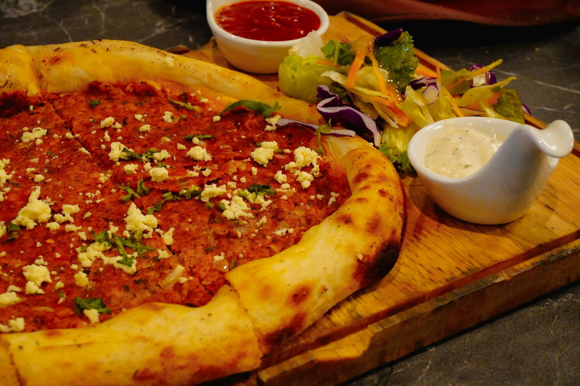 Lahmacun turco con limone e prezzemolo