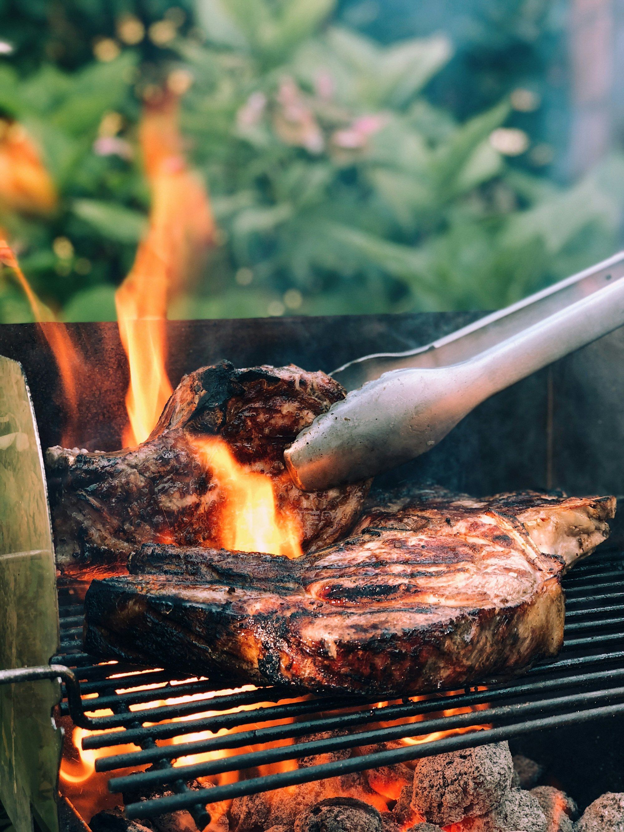 Carne alla griglia sulle fiamme