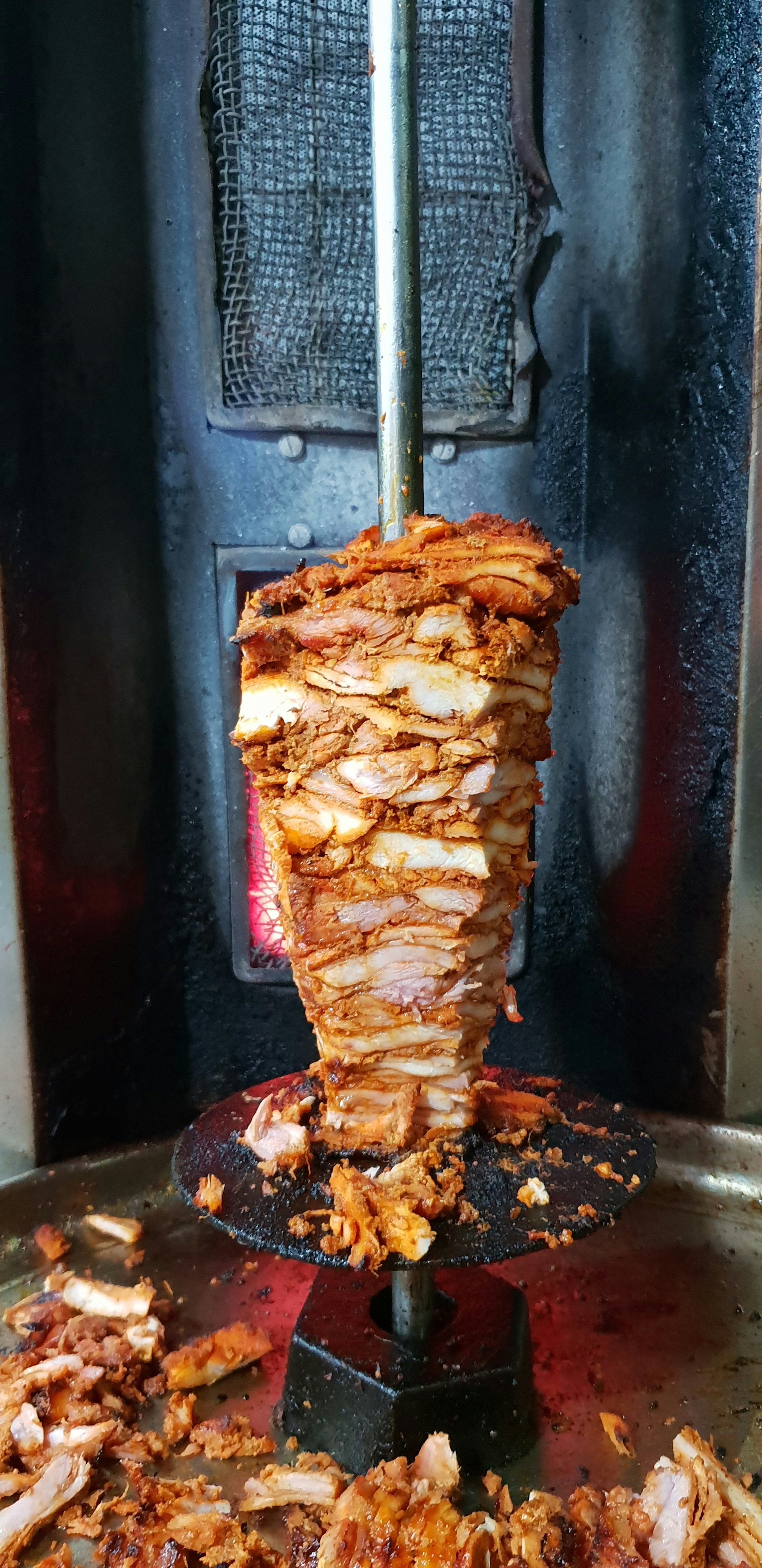 Kebap che gira sullo spiedo verticale