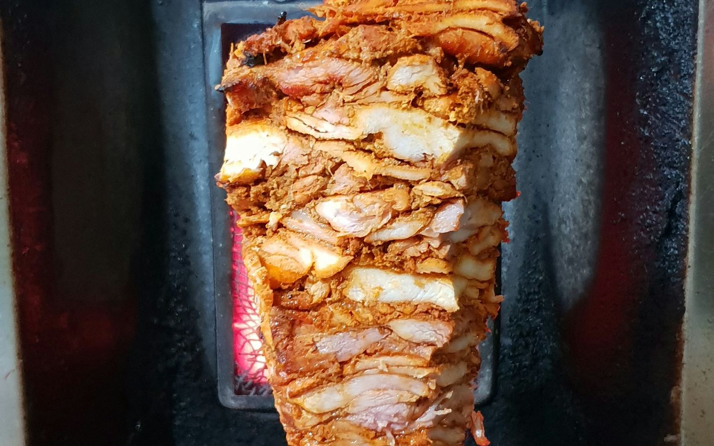 Kebap che gira sullo spiedo verticale
