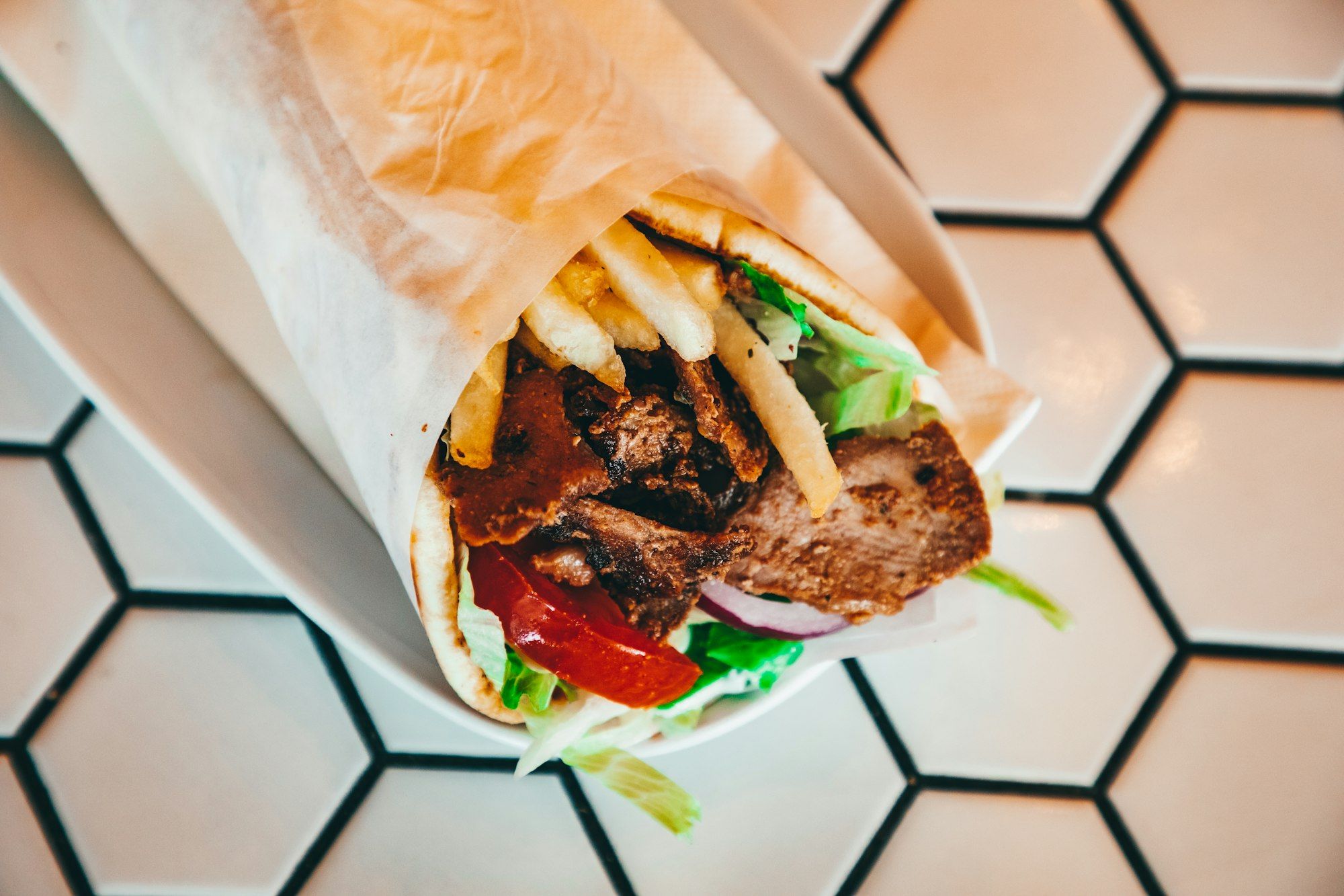 Panino kebap con patatine