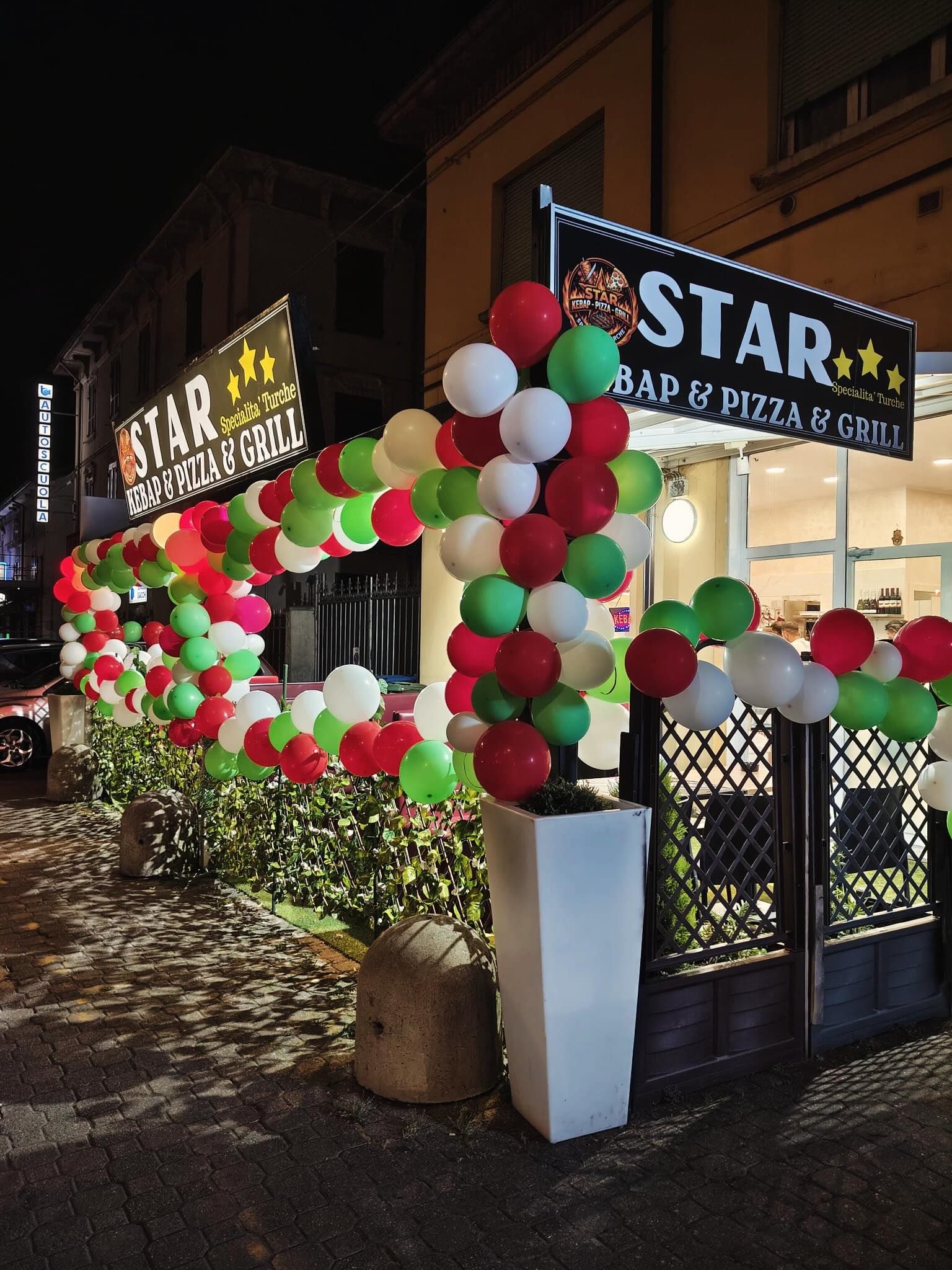 L’insegna Star Kebap & Pizza & Grill di sera