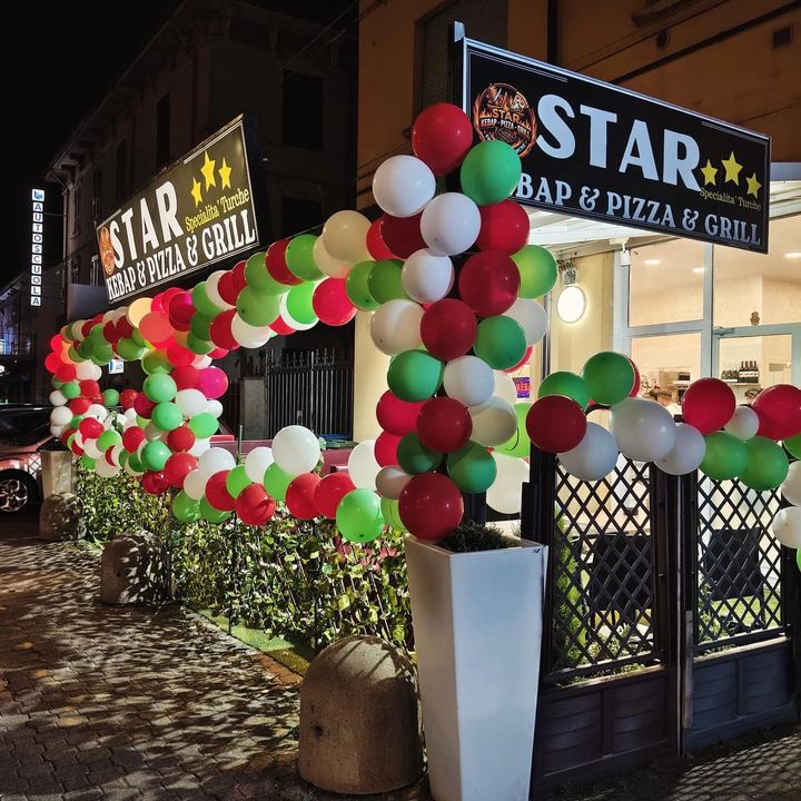 L’insegna Star Kebap & Pizza & Grill di sera