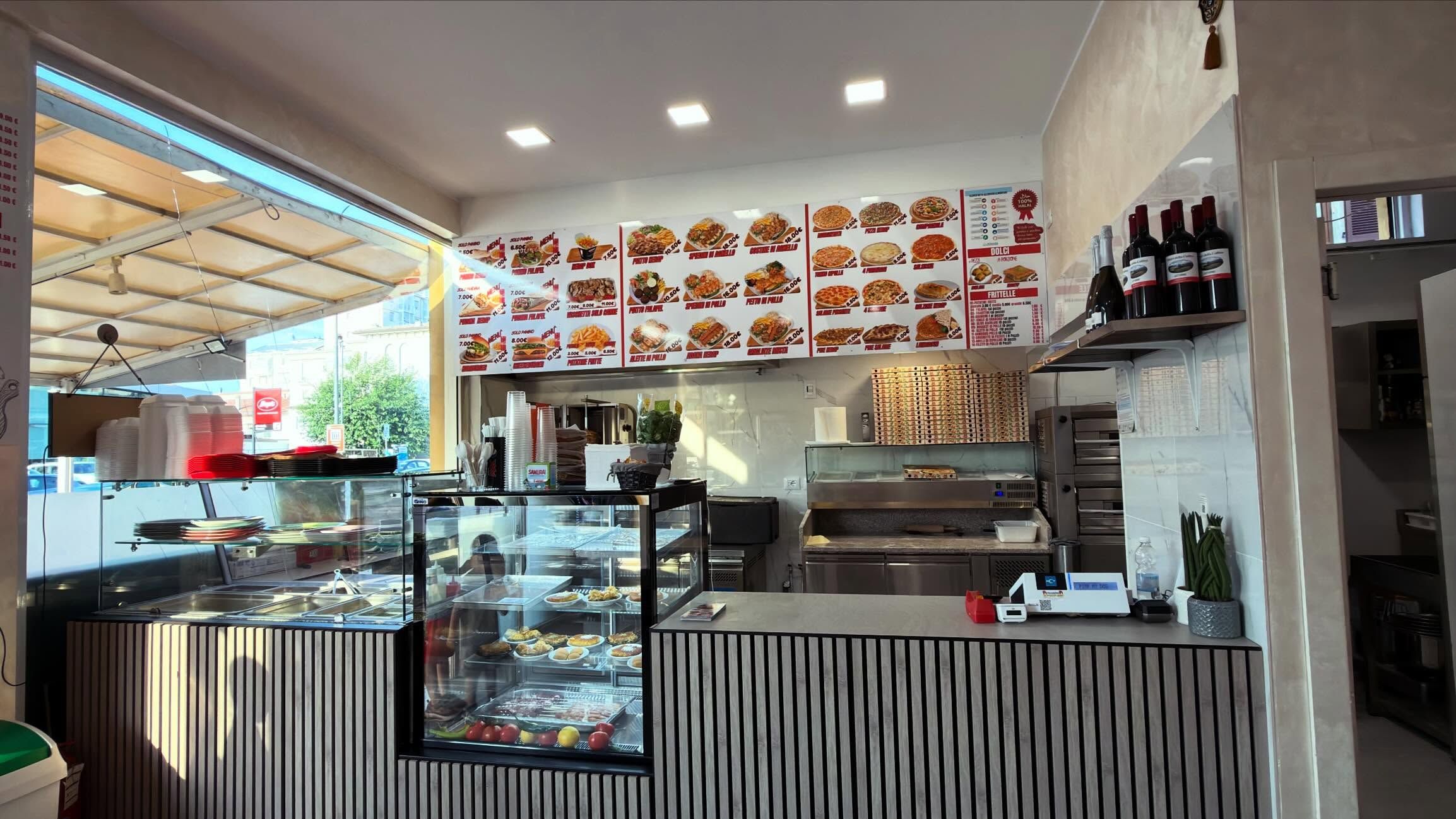 Il bancone con il menu illuminato