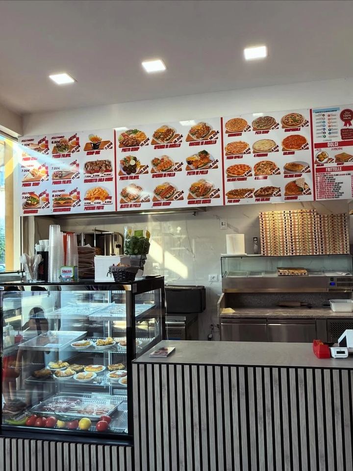 Il bancone con il menu illuminato