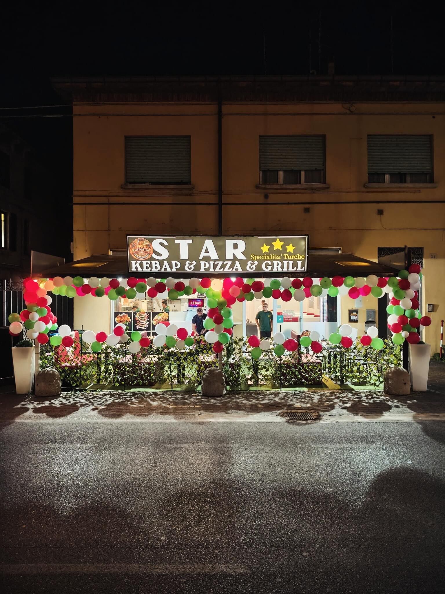 L’ingresso del locale illuminato di sera