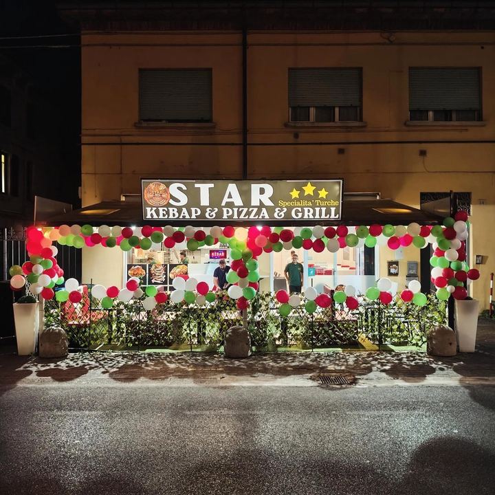 L’ingresso del locale illuminato di sera
