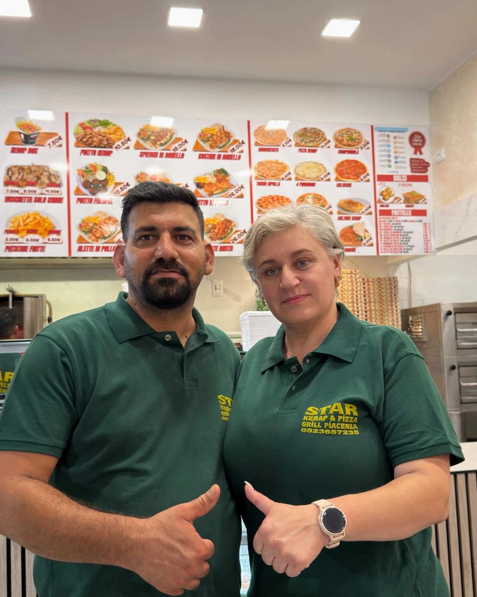 I titolari di Star Kebap Pizza Grill nel locale