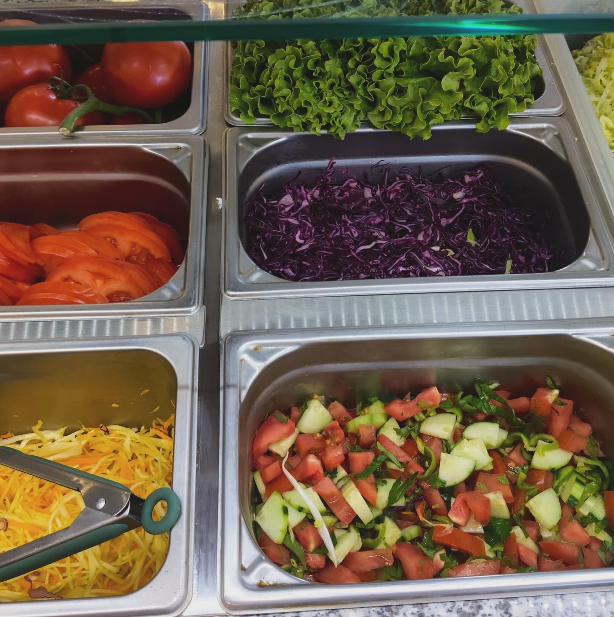 Il banco delle verdure fresche del locale
