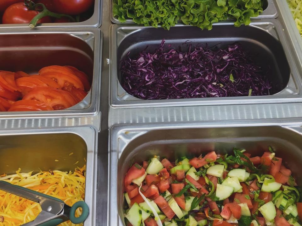 Il banco delle verdure fresche del locale