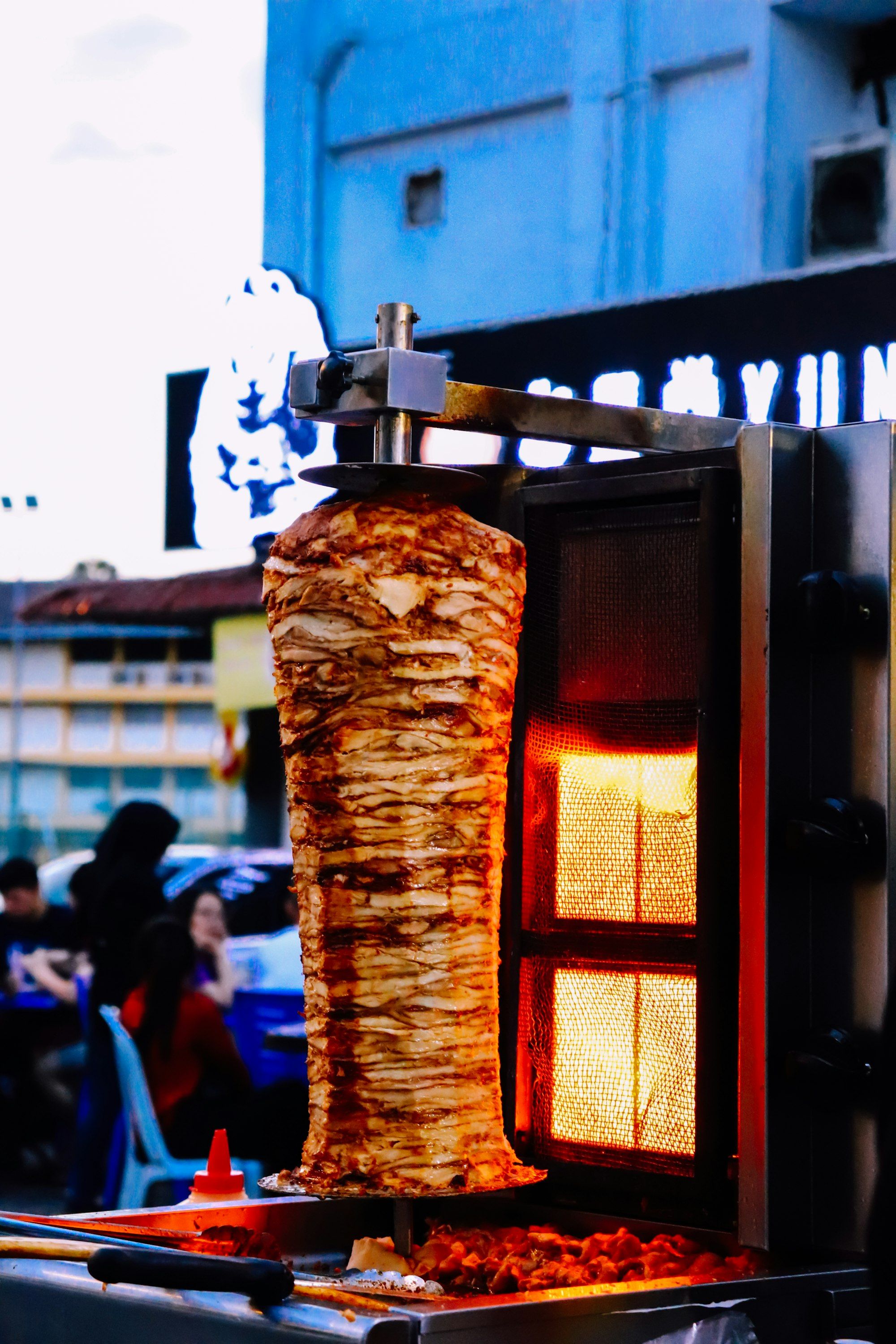 Carne di kebap che gira sullo spiedo